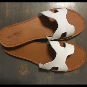 Universal Thread Greece sandals